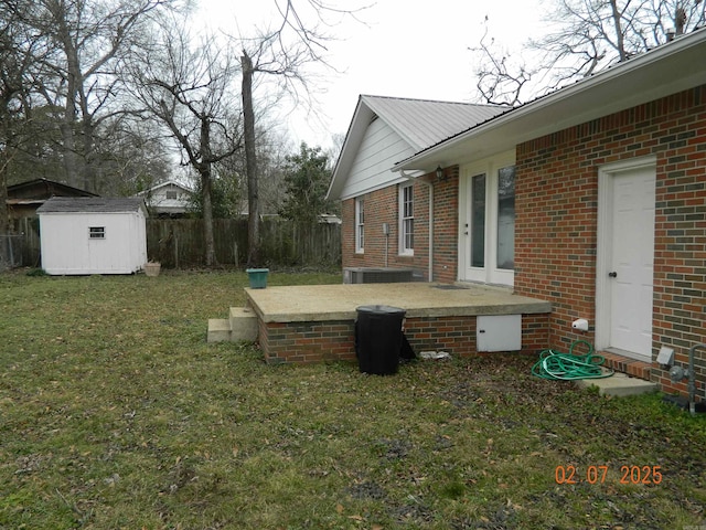 view of yard featuring a shed