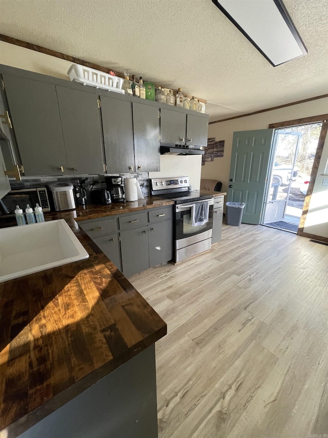 kitchen featuring sink, gray cabinetry, stainless steel electric range oven, a textured ceiling, and light hardwood / wood-style flooring