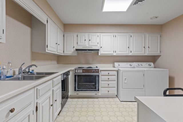 laundry area featuring sink and washing machine and clothes dryer