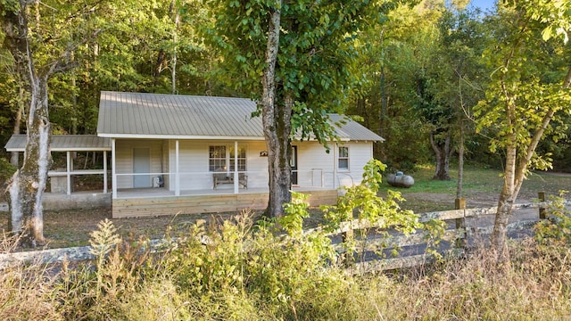 view of front of property featuring covered porch