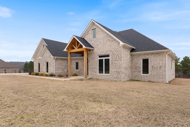 craftsman-style house featuring a front yard