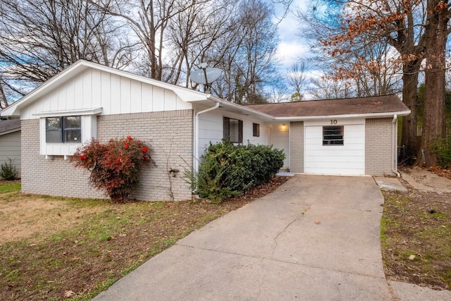 view of front of property featuring a garage and a front lawn