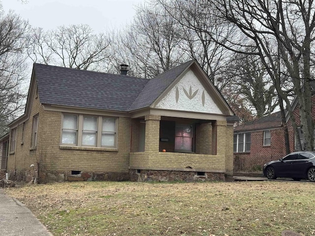 view of front of house featuring a front lawn