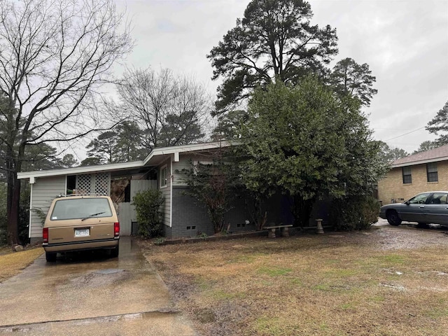 view of front of house with a front yard and a carport