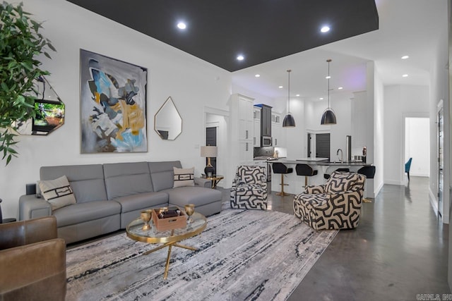 living room featuring sink and a high ceiling