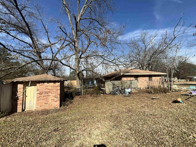 view of yard with a shed