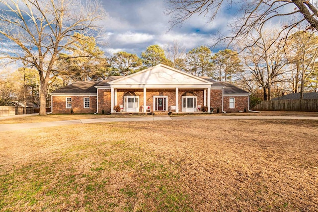 view of front of property featuring a front yard and a porch