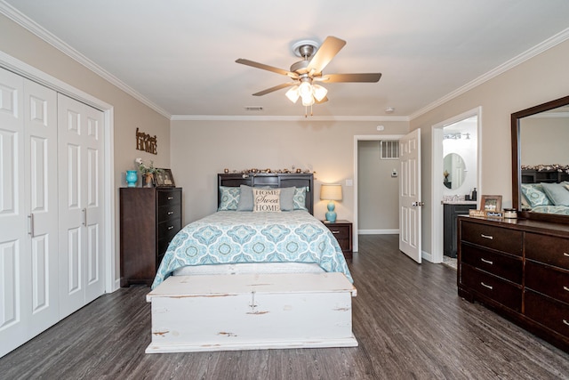 bedroom with dark wood-type flooring, ceiling fan, crown molding, and a closet