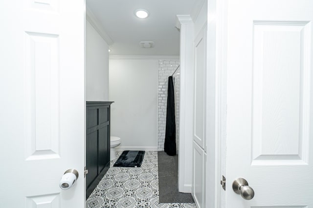 bathroom with tile patterned flooring, vanity, ornamental molding, a shower with curtain, and toilet