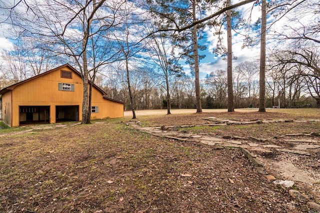 view of yard featuring an outdoor structure