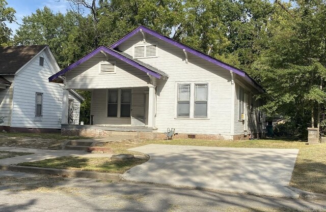 bungalow-style house featuring a patio