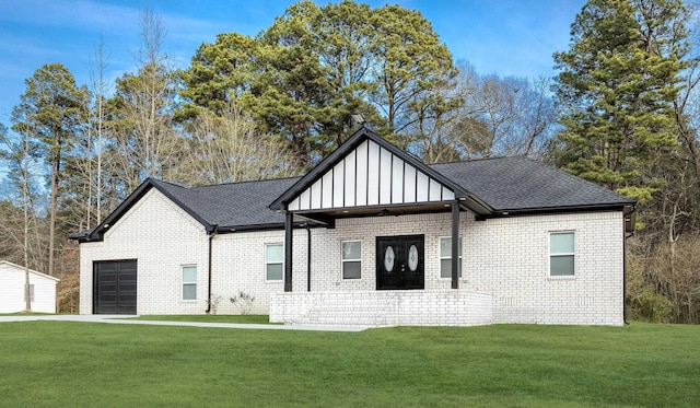 view of front facade featuring a garage and a front yard