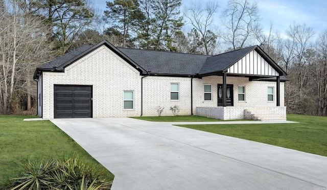 view of front facade featuring a garage and a front lawn