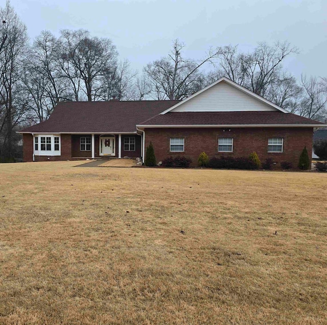 single story home with a front lawn