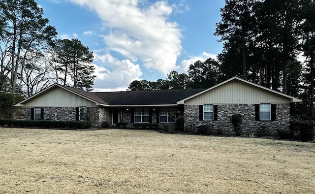 ranch-style house featuring a front yard