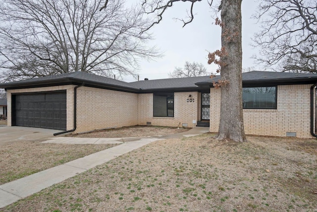 view of front of house featuring a garage and a front lawn