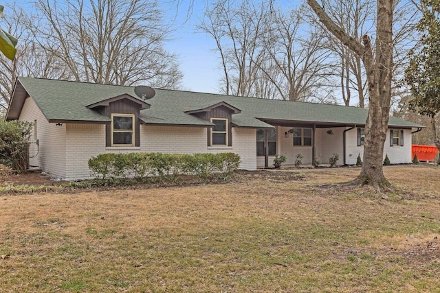 ranch-style house featuring a front lawn