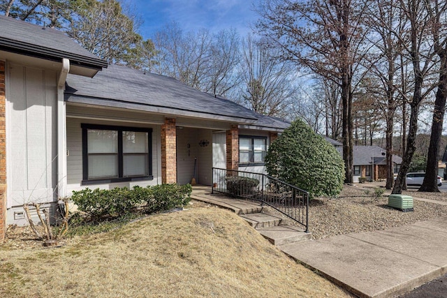 view of front of property featuring a front yard and a porch