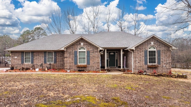 single story home with a front lawn