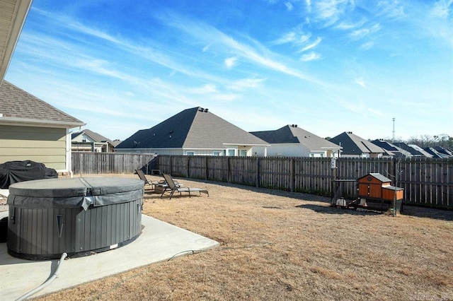 view of yard featuring a hot tub