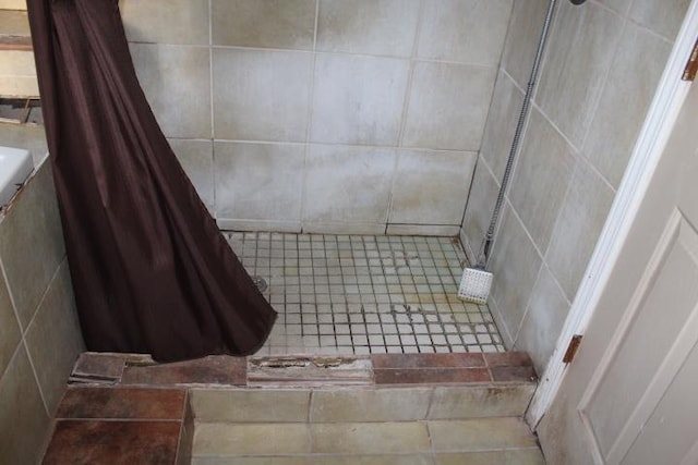 bathroom featuring a shower