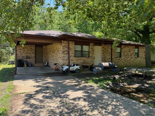 view of front of home featuring a carport