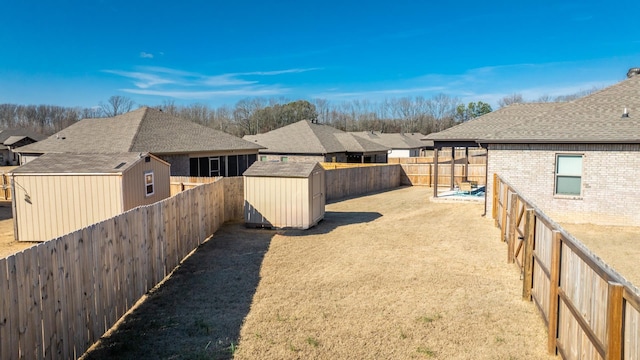 view of yard featuring a shed