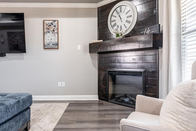 living room featuring hardwood / wood-style floors and crown molding