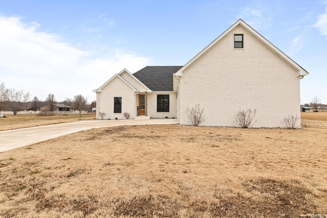 view of front of house with a front lawn