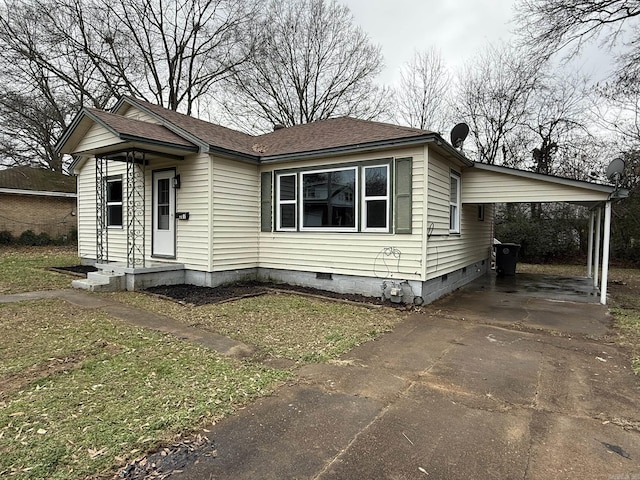 view of front of property featuring a carport