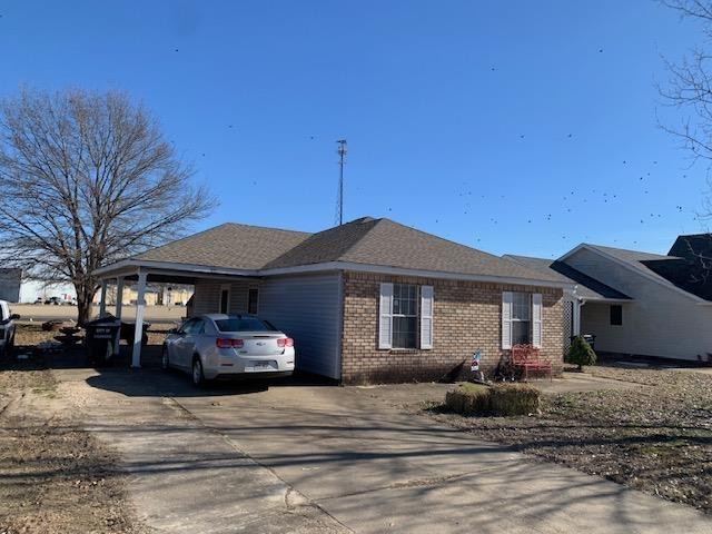 view of front facade featuring a carport