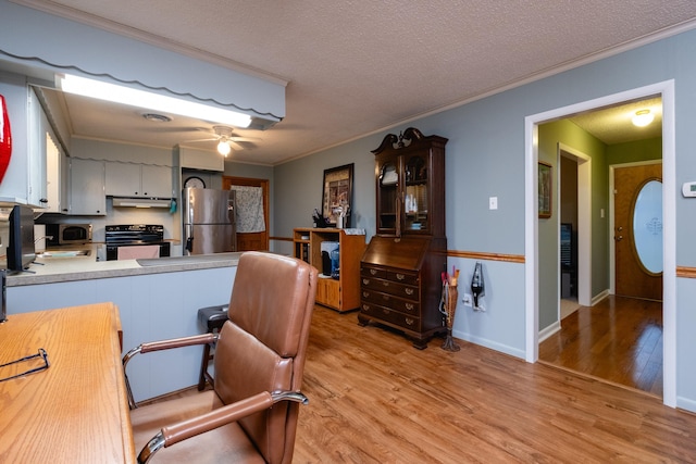 kitchen featuring crown molding, ceiling fan, appliances with stainless steel finishes, light hardwood / wood-style floors, and a textured ceiling