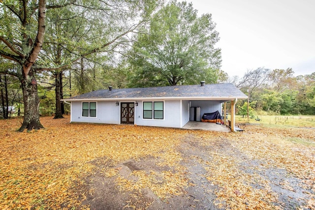 single story home with a carport