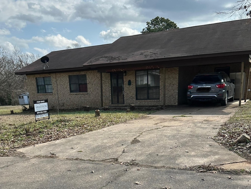 view of front of house featuring a carport