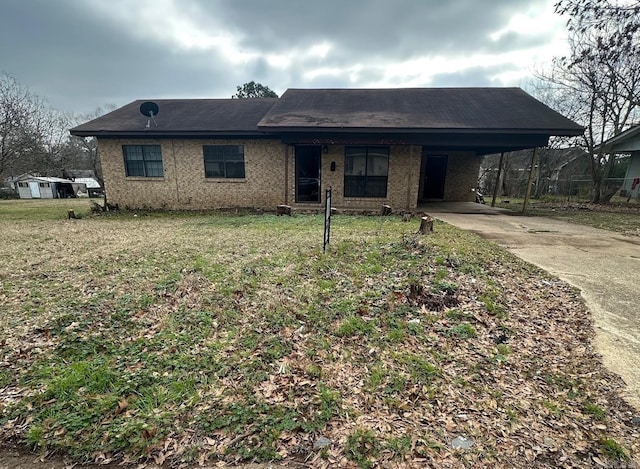 view of front of house featuring a carport and a front yard