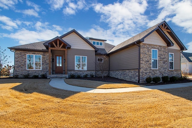 craftsman-style house featuring a front lawn