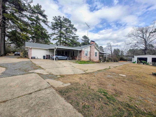 view of front of house featuring a carport and a front lawn