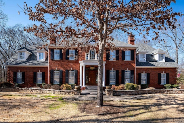 colonial inspired home featuring a front yard