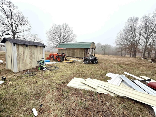 view of yard featuring a shed