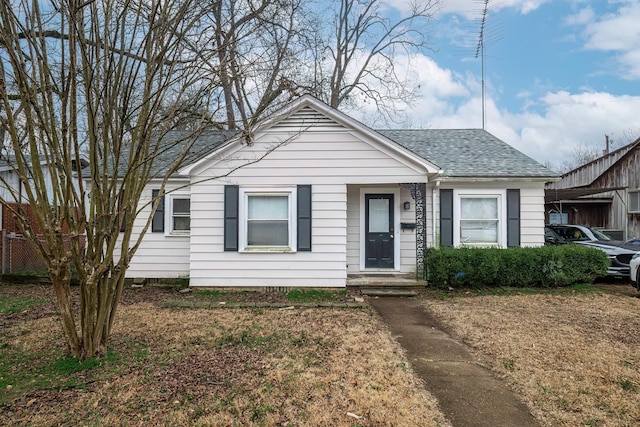 bungalow featuring a front lawn