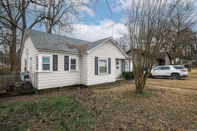 view of front facade featuring a front yard