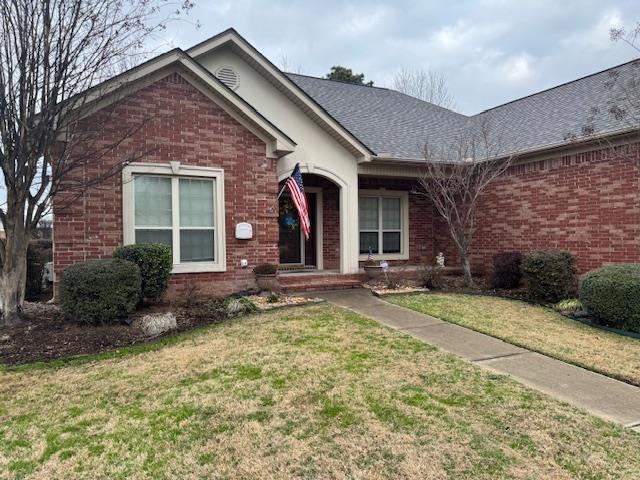 single story home with a front lawn