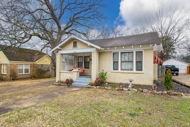 view of front facade featuring a porch and a front yard