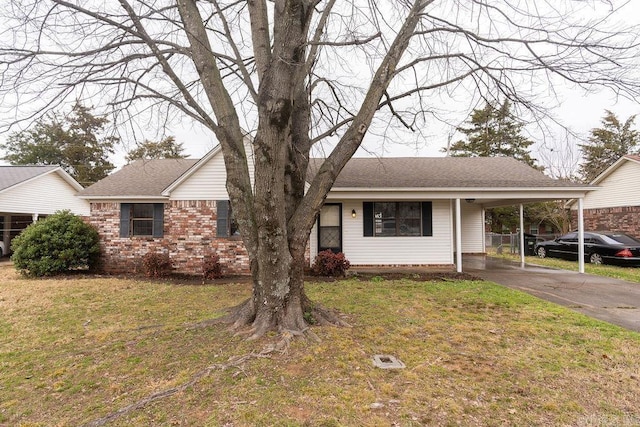 view of front of house with a carport and a front lawn