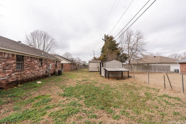 view of yard with an outdoor structure