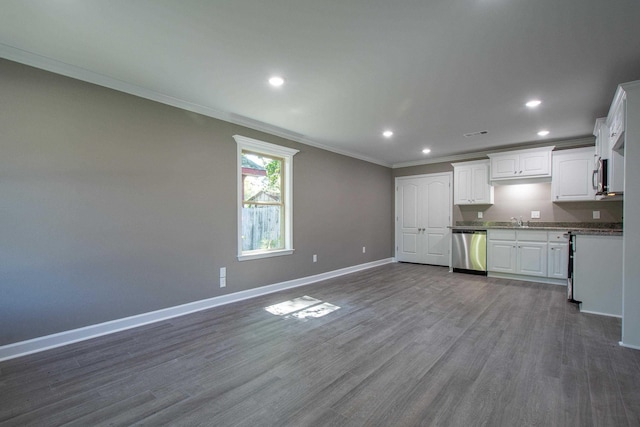 kitchen featuring sink, crown molding, hardwood / wood-style floors, stainless steel appliances, and white cabinets