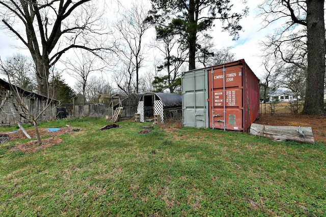 view of yard with an outbuilding