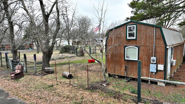 view of yard with an outbuilding