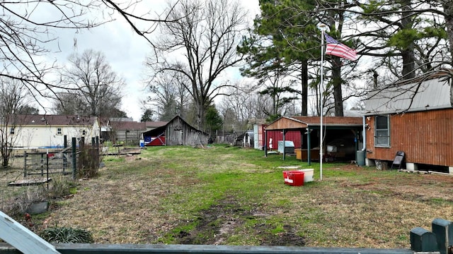 view of yard featuring an outbuilding