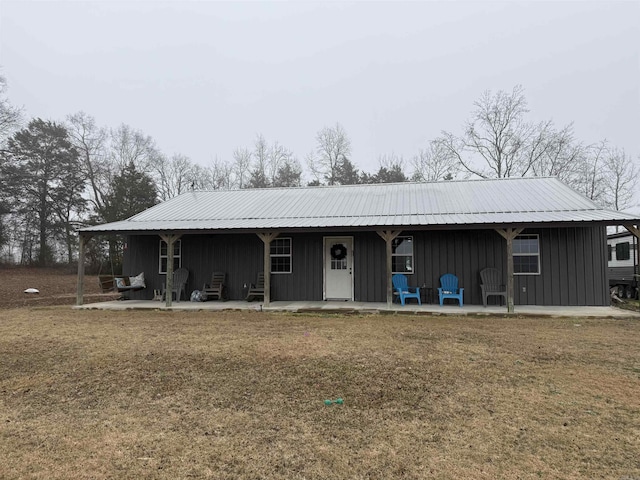 view of front of home with a patio and a front yard